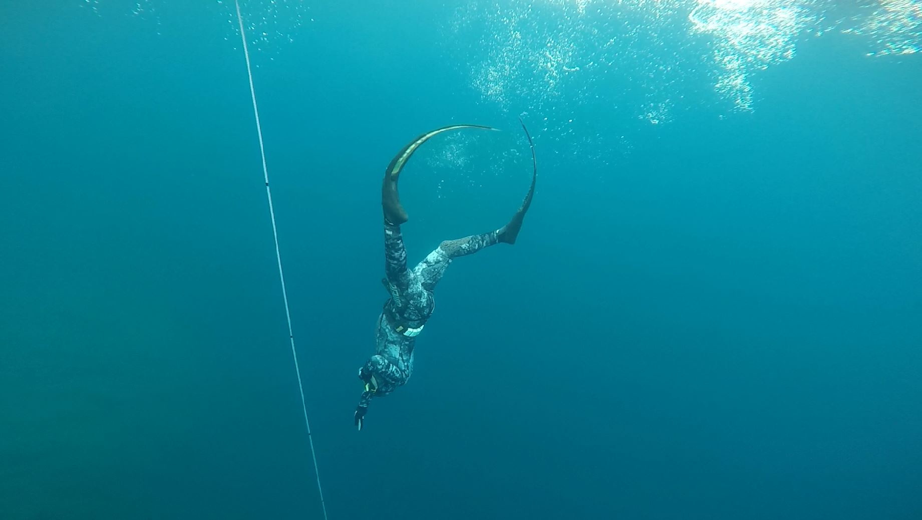 deepest-free-dive-human-more-than-100-meters-underwater